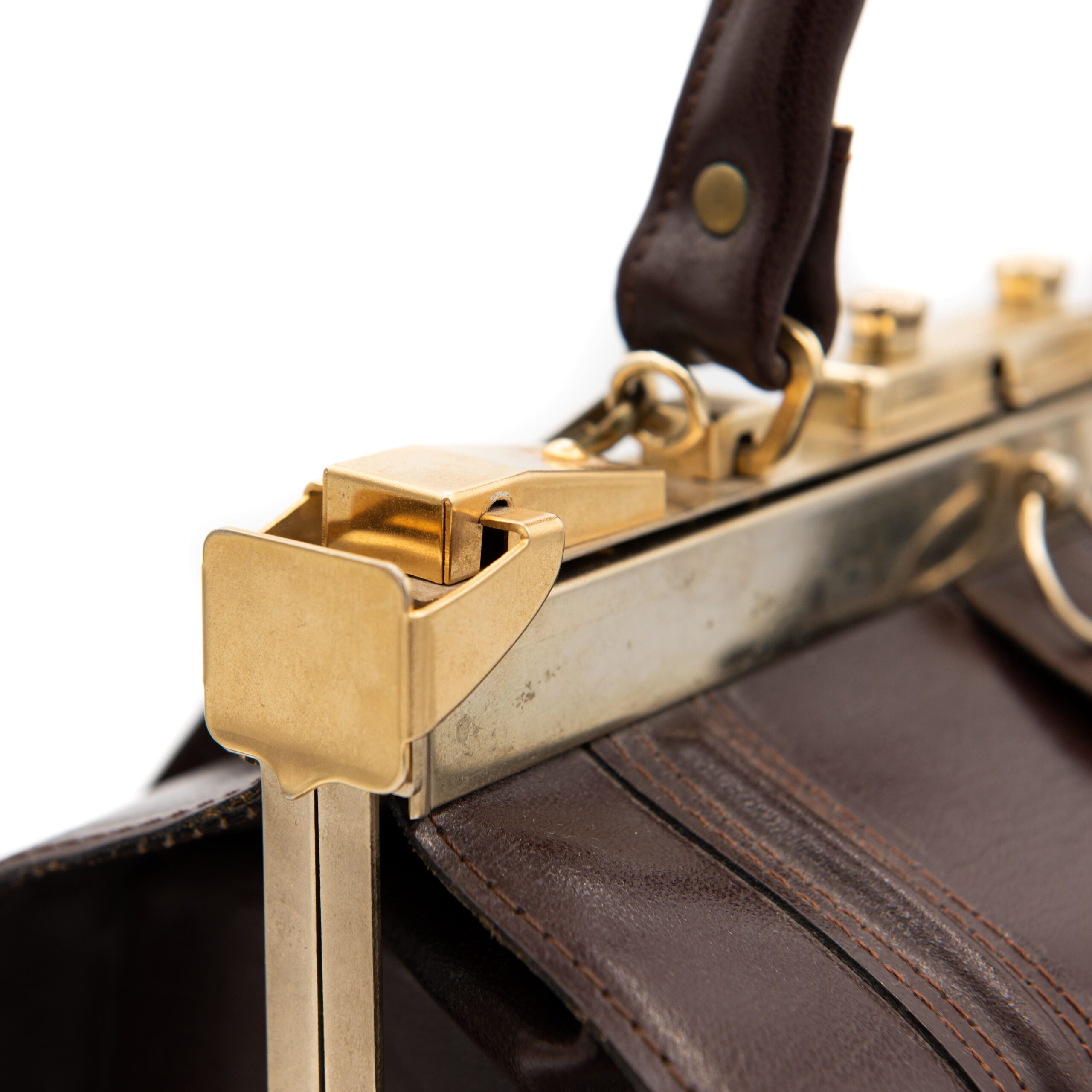 Bolso marrón y dorado detalle del cierre Bolso marrón y dorado detalle del cierre