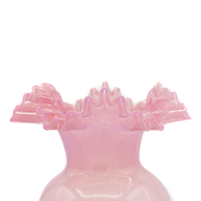 Detalle de la ornamentación de la parte superior del jarrón de opalina rosa